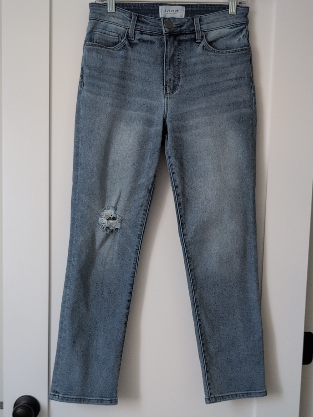 Evereve Women's Light Wash Straight Leg Jeans with Knee Distress